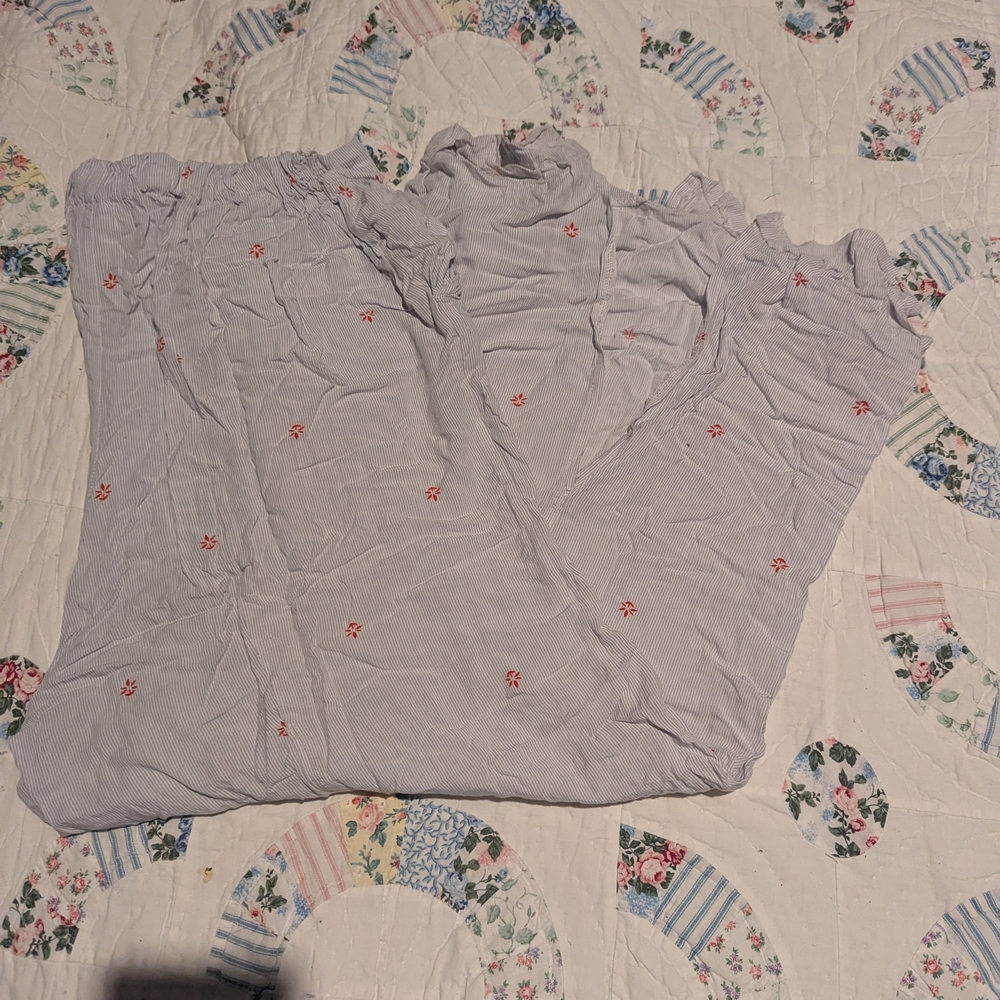 Jaase Light Gray Garment with Subtle Red Details